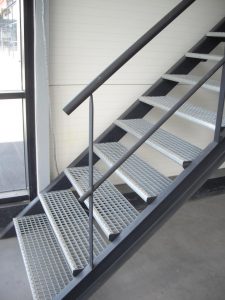 un-escalier-droit-fait-en-metal